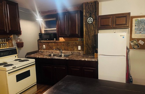 Waterford Valley House | Cozy 1 bedroom close to dt next to river