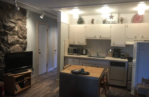 Rendezvous Condo | Cozy, 1 bedroom Condo, 2 Blocks from Downtown, on Ski Bus Route