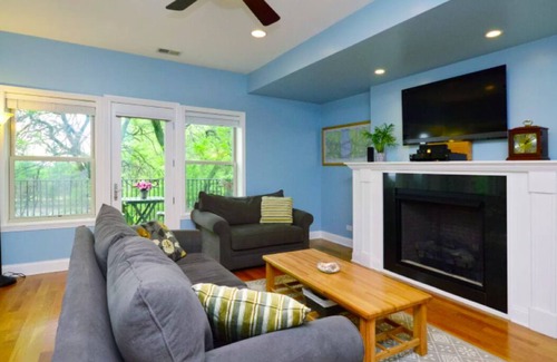 Forestview Apartment | Cozy 1 Bedroom Condo overlooking Lake Michigan π