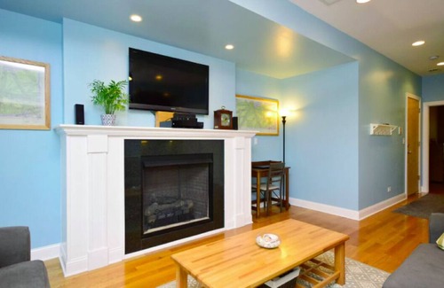 Forestview Apartment | Cozy 1 Bedroom Condo overlooking Lake Michigan π