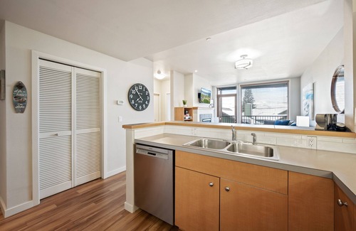 Chelan Condo | Cozy 1 bedroom condo steps away from the lake