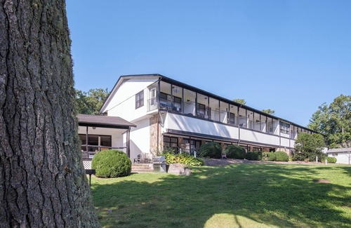 Flat Rock Condo | Cozy 1-bedroom condo in charming Flat Rock.