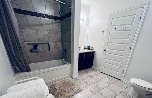 Plateau Apartment | Cozy 1 bedroom condo with 2 bathrooms