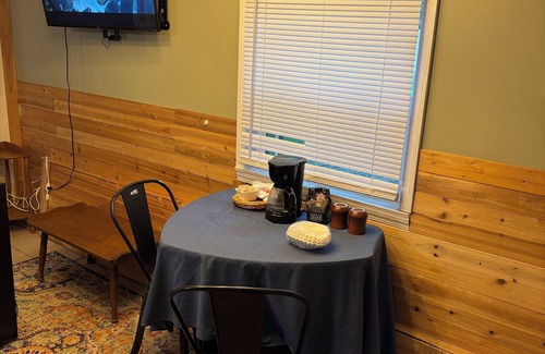 Manistee Cottage | Cozy 1-bedroom guest house with WiFi, AC one mile to the beach! Walk to downtown