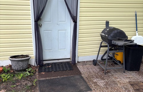 Manistee Cottage | Cozy 1-bedroom guest house with WiFi, AC one mile to the beach! Walk to downtown