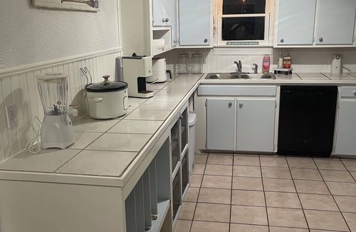 Silver House | Cozy 1-bedroom house in enjoyable Colorado City with AC, WiFi