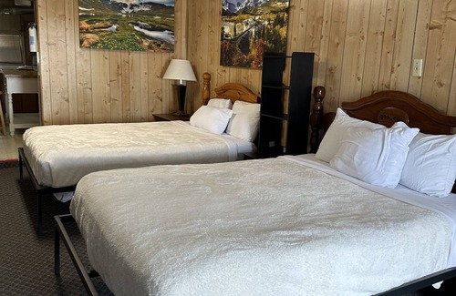 Dinosaur Hotel | Cozy 1-bedroom hotel in enchanting Dinosaur with WiFi