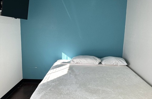 Dinosaur Hotel | Cozy 1-bedroom hotel in enchanting Dinosaur with WiFi