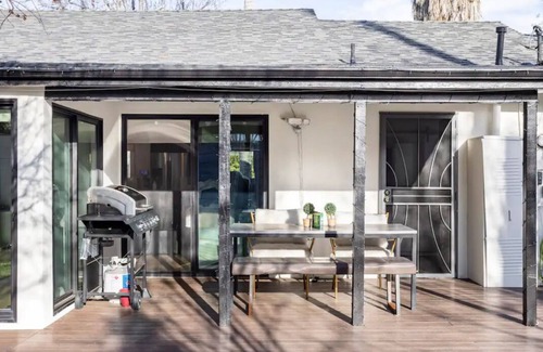 Tarzana House | Cozy 1-bedroom house with AC, WiFi in lovely Los Angeles