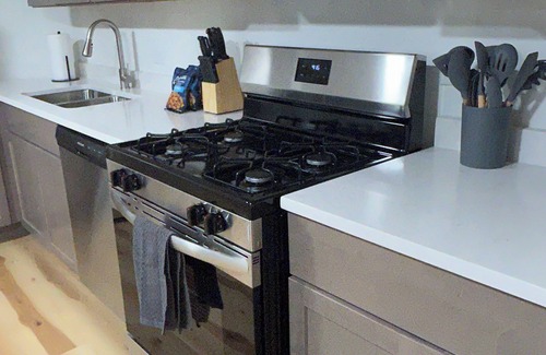 West Town House | Cozy 1-bedroom house in charming Chicago with WiFi, AC, Washer/Dryer