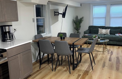 West Town House | Cozy 1-bedroom house in charming Chicago with WiFi, AC, Washer/Dryer