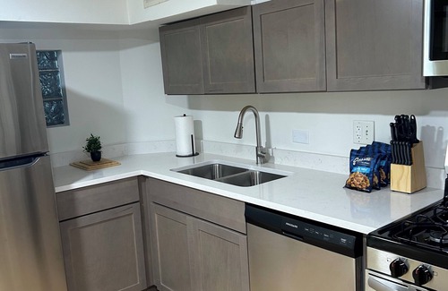 West Town House | Cozy 1-bedroom house in charming Chicago with WiFi, AC, Washer/Dryer