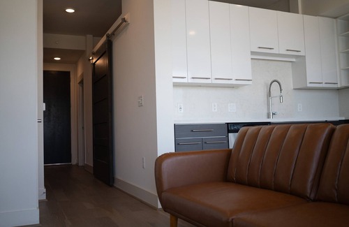 Midtown Apartment | Cozy 1-bedroom in enjoyable Houston with fitness room, WiFi, Pool, Balcony