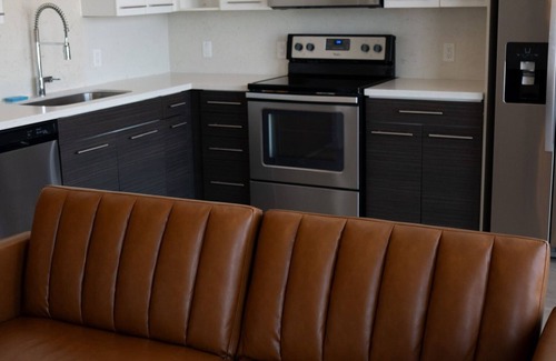 Midtown Apartment | Cozy 1-bedroom in enjoyable Houston with fitness room, WiFi, Pool, Balcony