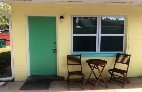 Tropic House | Cozy 1 Bedroom in Historic Eau Gallie