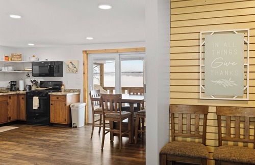 Remsen House | Cozy 1 Bedroom Lakehouse- Adjacent from Hinkley