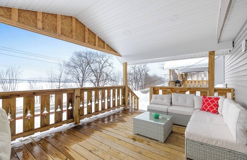 Remsen House | Cozy 1 Bedroom Lakehouse- Adjacent from Hinkley