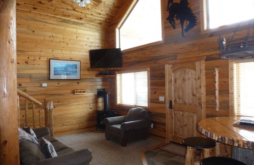 Alpine Cabin | Cozy 1-Bedroom Loft Cabin in enchanting Alpine with WiFi, AC