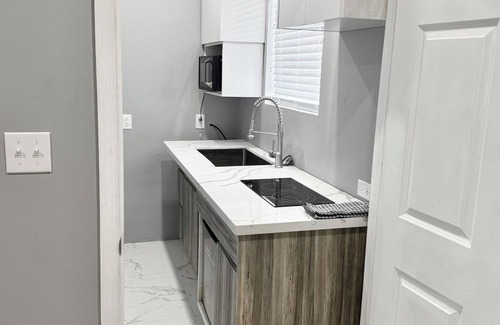 Nassau Apartment | Cozy 1 Bedroom Master Suite in Nassau with Kitchenette, AC, WiFi & Smart TV