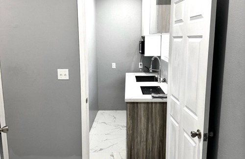 Nassau Apartment | Cozy 1 Bedroom Master Suite in Nassau with Kitchenette, AC, WiFi & Smart TV