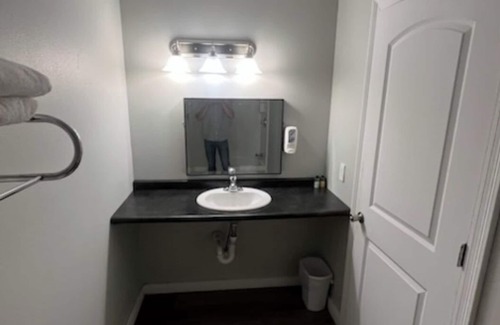 Golden Meadow Hotel | Cozy 1-bedroom motel with AC, WiFi in fishing town of Golden Meadow