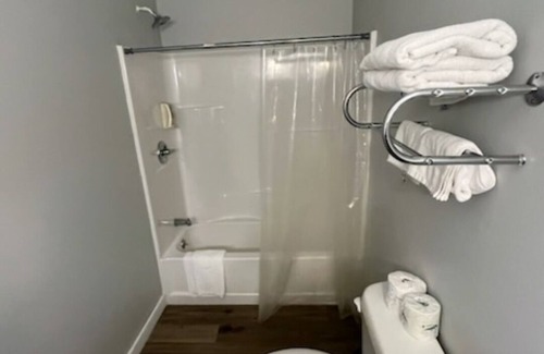 Golden Meadow Hotel | Cozy 1-bedroom motel with AC, WiFi in fishing town of Golden Meadow