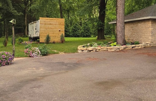 Carman House | Cozy 1-bedroom mobile home/camper with AC in charming Burlington,Iowa