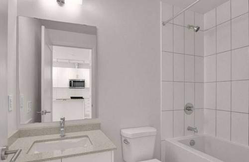 Oakville Condo | Cozy 1 bedroom plus Den with all amenities in charming Oakville
