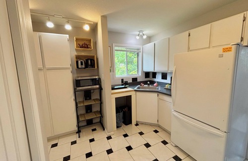 Central Okanagan House | Cozy 1 bedroom self-contained suite near the Westside Wine Trail.