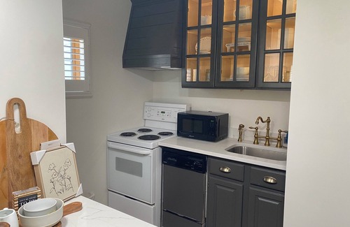 Norwich Condo | Cozy 1-bedroom spa villa, king bed, pool, Near casino, golf, wine trail & Mystic