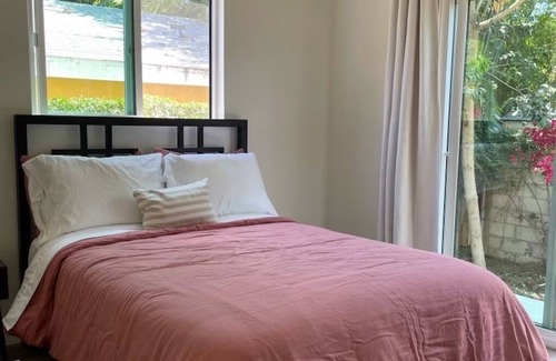 Crenshaw House | Cozy 1-bedroom Spanish bungalow in hip West Adams with WiFi, AC