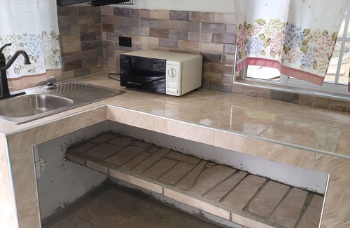 Yallahs Apartment | Cozy 1 bedroom studio with parking off street