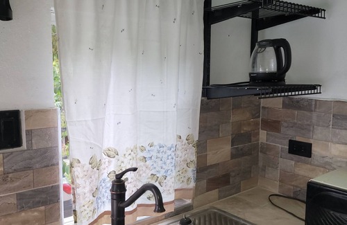 Yallahs Apartment | Cozy 1 bedroom studio with parking off street