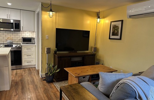 Abbotsford Apartment | Cozy 1 bedroom suite 5 minutes from UFV and the Abbotsford Entertainment Centre.