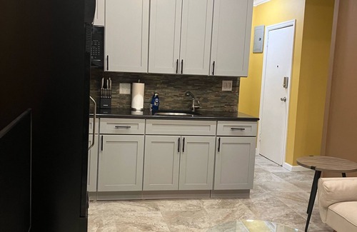 Brooklyn Apartment | Cozy 1 bedroom suite in tree lined block Near Kings Theatre in Brooklyn, NY.