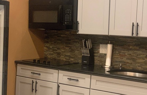 Brooklyn Apartment | Cozy 1 bedroom suite in tree lined block Near Kings Theatre in Brooklyn, NY.