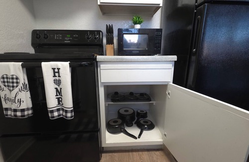 Addison House | Cozy 1-bedroom townhome with AC, WiFi in charming Addison Sleeps 4