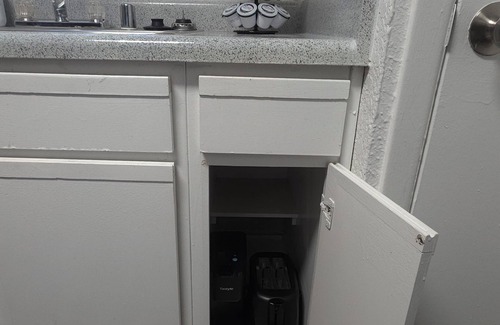 Addison House | Cozy 1-bedroom townhome with AC, WiFi in charming Addison Sleeps 4