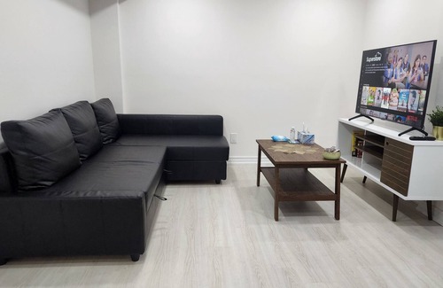 Halton Regional Municipality House | Cozy 1 bedroom unit - Well spaced & free parking.