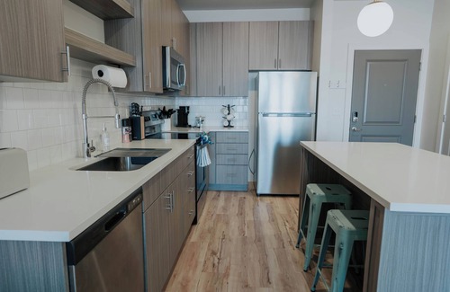 People's Freeway Apartment | Cozy 1-bedroom apartment in brilliant South Salt Lake with fitness center, AC