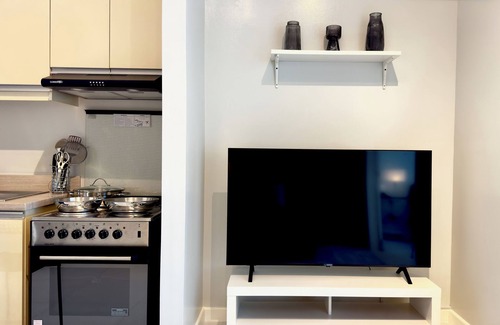Legazpi Village Condo | Cozy 1-Bedroom with Balcony Condo near Greenbelt Mall Makati City