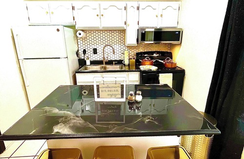 Eastern Division Apartment | Cozy 1-bedroom with Free WiFi