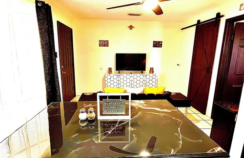 Eastern Division Apartment | Cozy 1-bedroom with Free WiFi