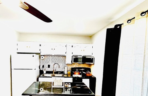 Eastern Division Apartment | Cozy 1-bedroom with Free WiFi