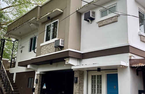 Camalig House | Cozy 1 bedroom with sun room and roof deck. Near tourist attractions!