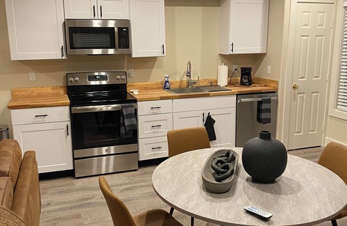 Greenville Apartment | Cozy 1-bedroom with AC and WiFi in charming Greenville
