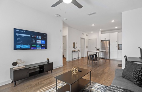 Arlington Apartment | Cozy 1 BR Apt/King Bed/Pool/Gym/Close 2 Beach