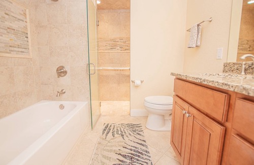Winter Haven Apartment | Cozy 1 BR Apt on Lake Howard with Lanai Patio, Dock & Kayaks