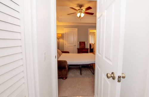 Winter Haven Apartment | Cozy 1 BR Apt on Lake Howard with Lanai Patio, Dock & Kayaks
