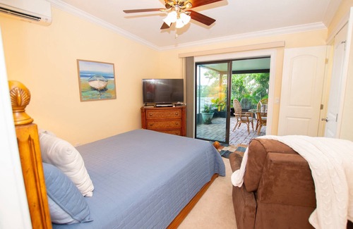 Winter Haven Apartment | Cozy 1 BR Apt on Lake Howard with Lanai Patio, Dock & Kayaks